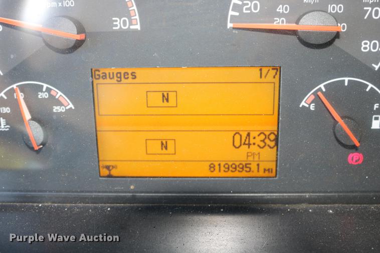 image for item DD0064 2004 Volvo VNL semi truck