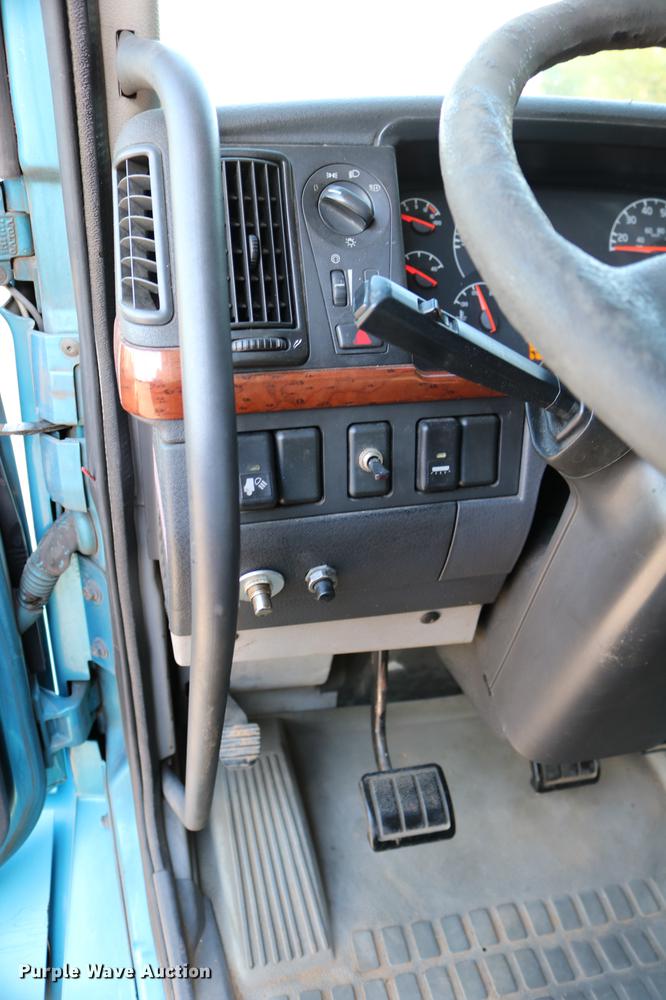 image for item DD0064 2004 Volvo VNL semi truck