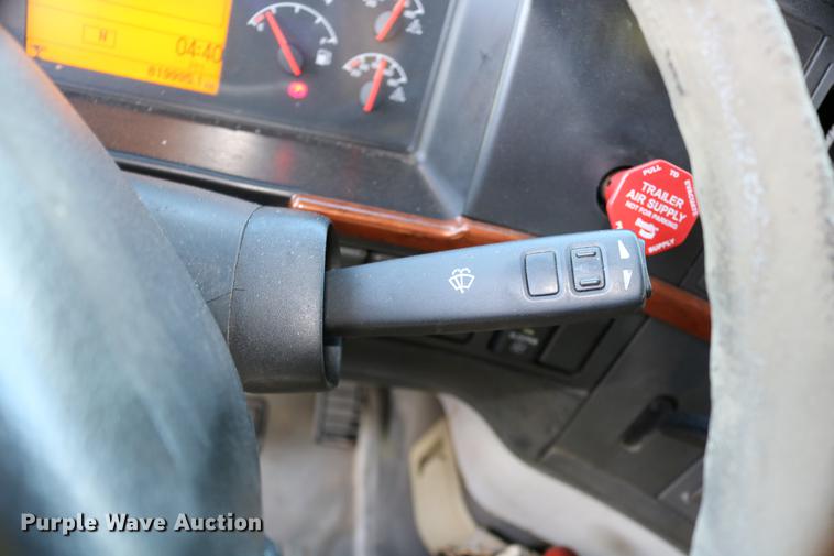 image for item DD0064 2004 Volvo VNL semi truck