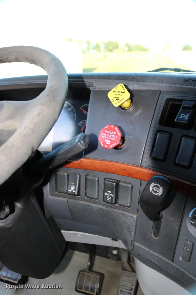 image for item DD0064 2004 Volvo VNL semi truck