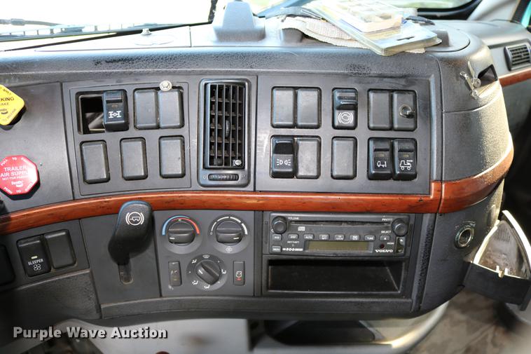 image for item DD0064 2004 Volvo VNL semi truck