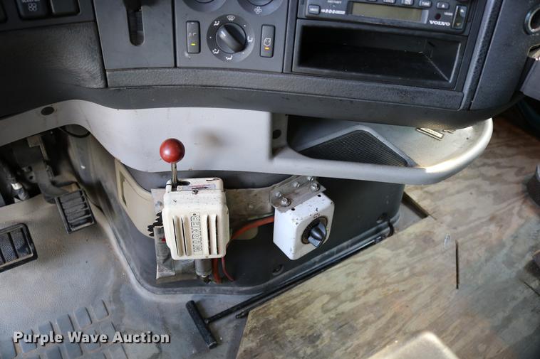 image for item DD0064 2004 Volvo VNL semi truck