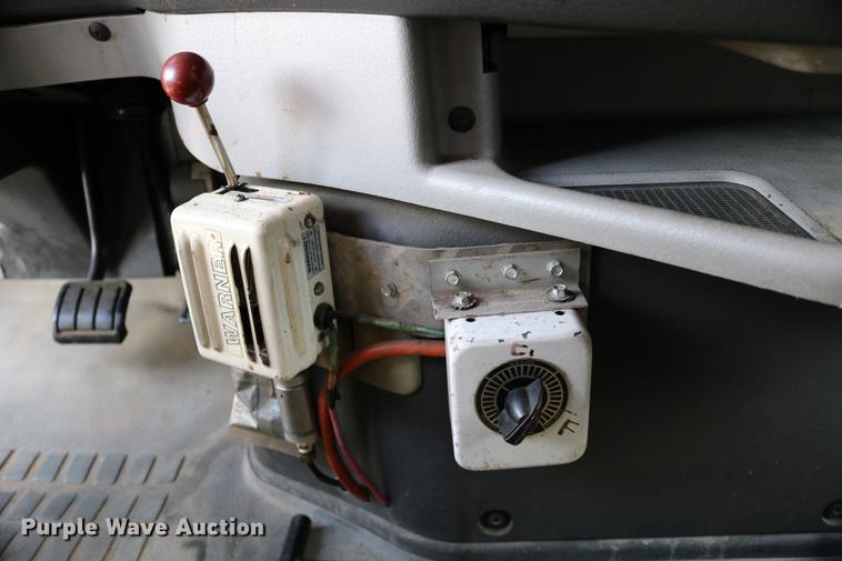 image for item DD0064 2004 Volvo VNL semi truck