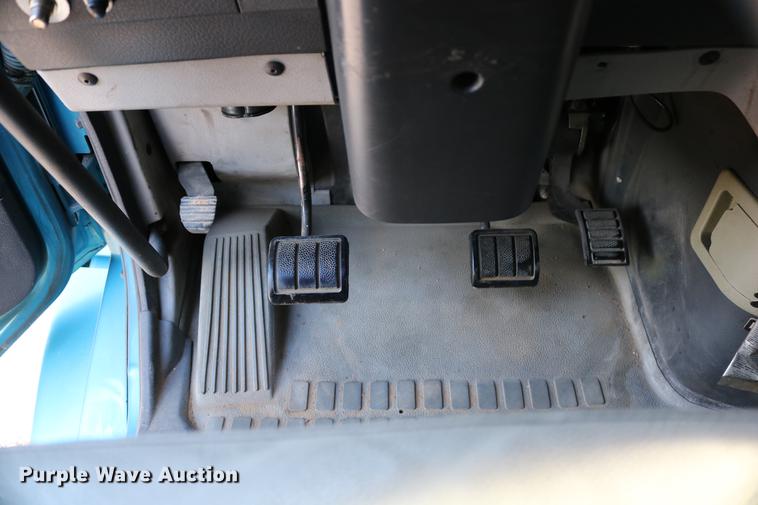 image for item DD0064 2004 Volvo VNL semi truck