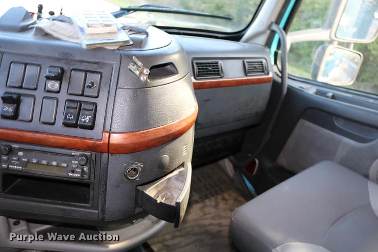 image for item DD0064 2004 Volvo VNL semi truck