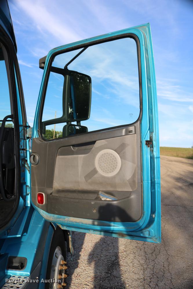 image for item DD0064 2004 Volvo VNL semi truck