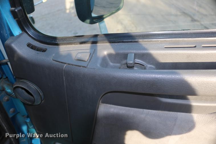 image for item DD0064 2004 Volvo VNL semi truck