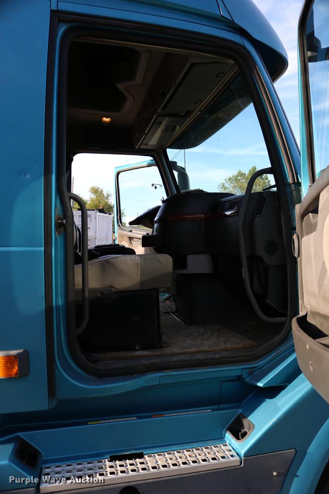 image for item DD0064 2004 Volvo VNL semi truck