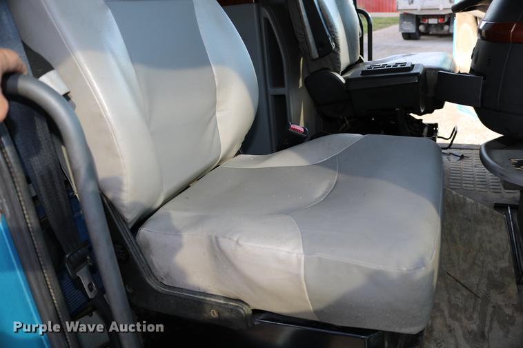 image for item DD0064 2004 Volvo VNL semi truck