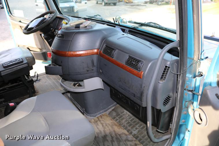 image for item DD0064 2004 Volvo VNL semi truck