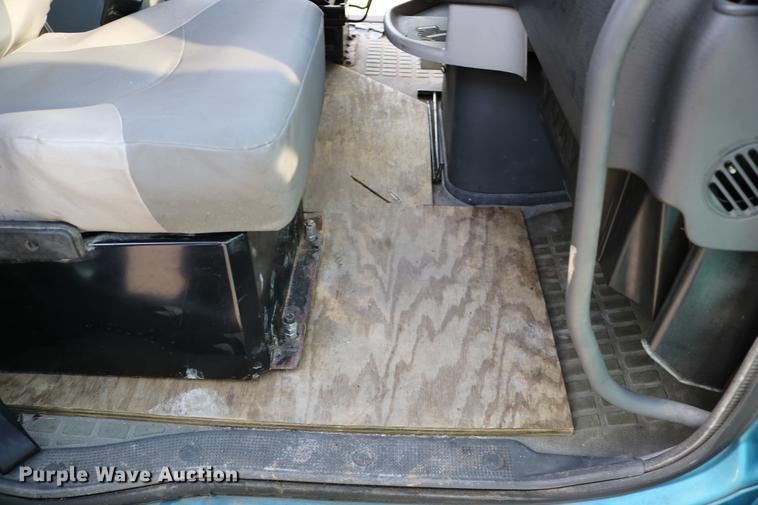 image for item DD0064 2004 Volvo VNL semi truck