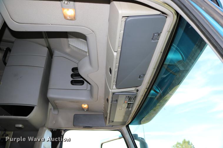 image for item DD0064 2004 Volvo VNL semi truck