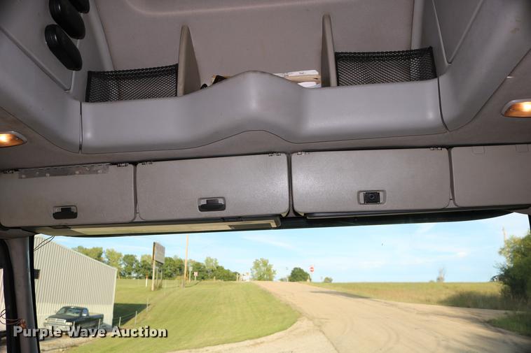 image for item DD0064 2004 Volvo VNL semi truck