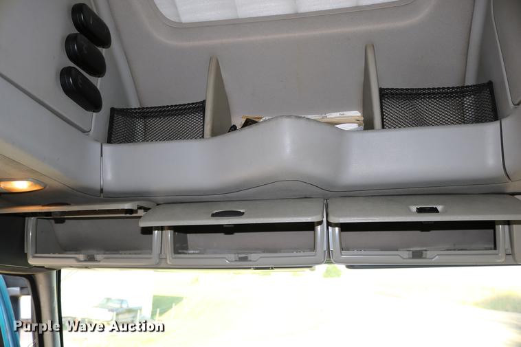 image for item DD0064 2004 Volvo VNL semi truck