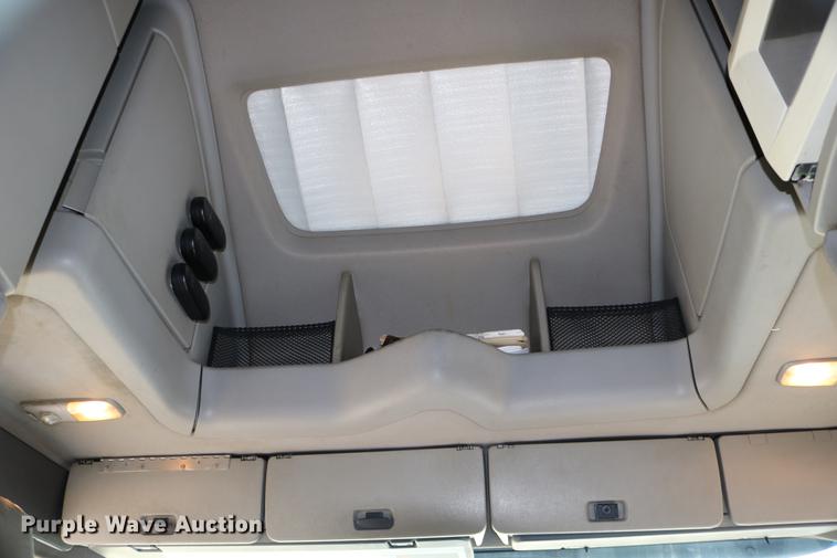 image for item DD0064 2004 Volvo VNL semi truck