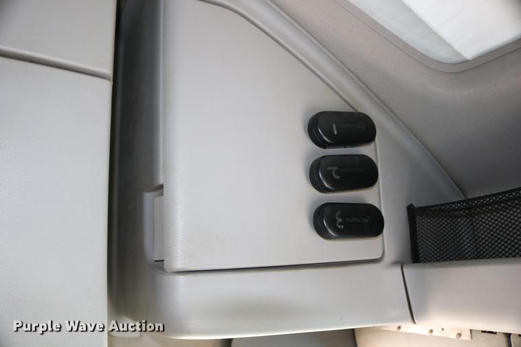 image for item DD0064 2004 Volvo VNL semi truck