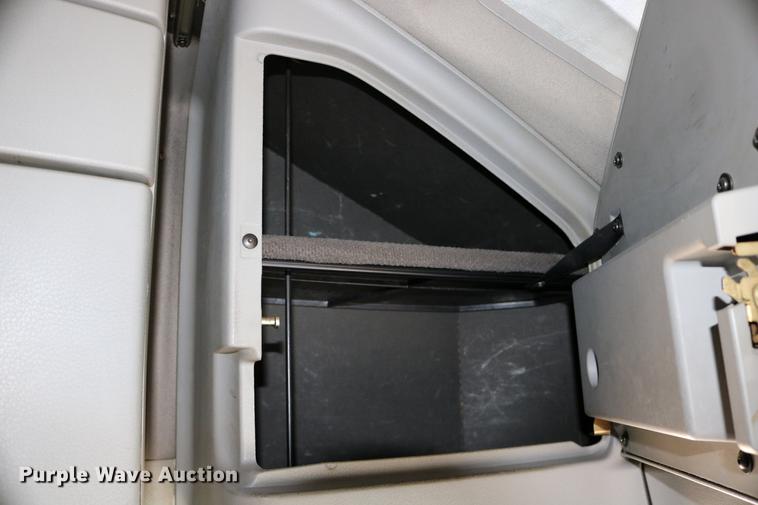 image for item DD0064 2004 Volvo VNL semi truck