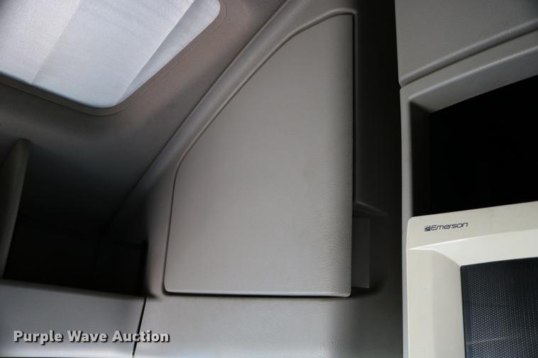 image for item DD0064 2004 Volvo VNL semi truck