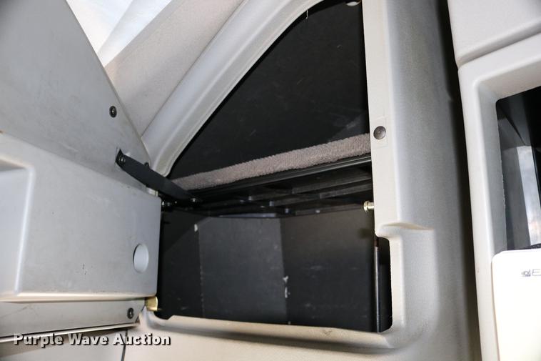 image for item DD0064 2004 Volvo VNL semi truck