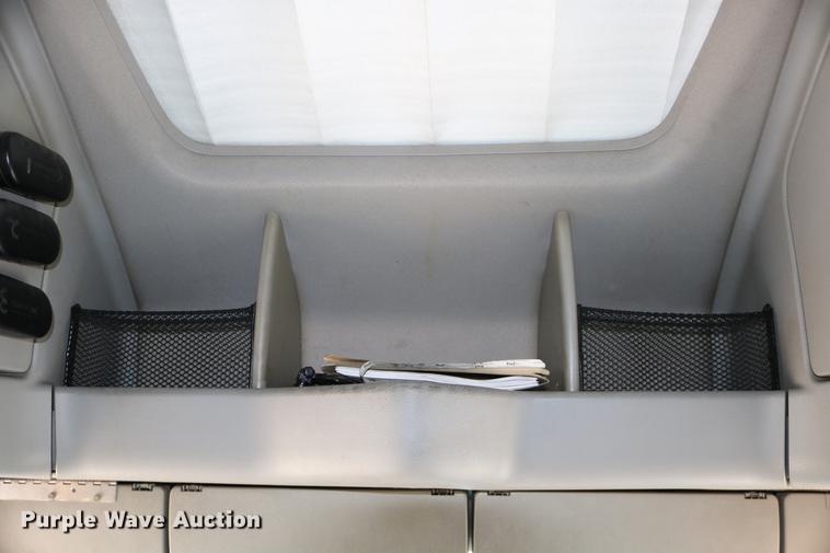 image for item DD0064 2004 Volvo VNL semi truck