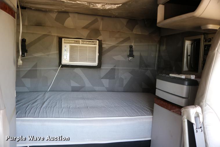 image for item DD0064 2004 Volvo VNL semi truck