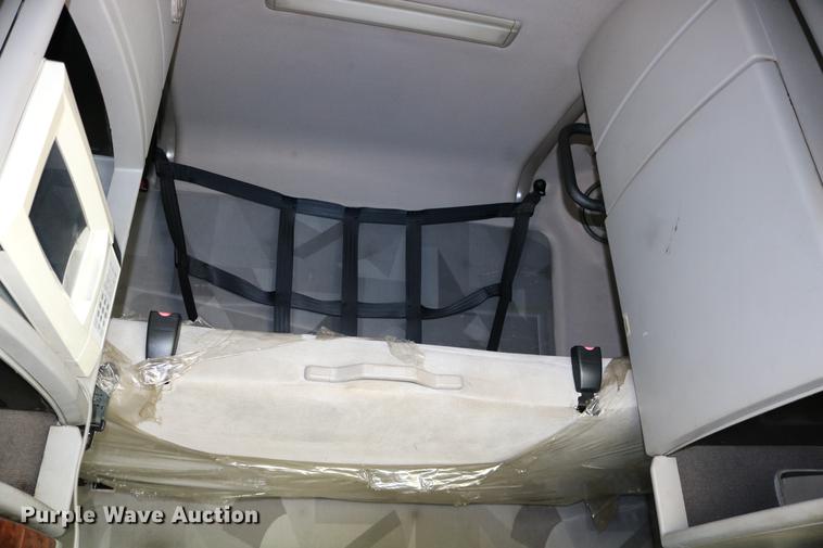 image for item DD0064 2004 Volvo VNL semi truck