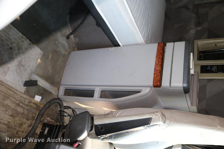 image for item DD0064 2004 Volvo VNL semi truck