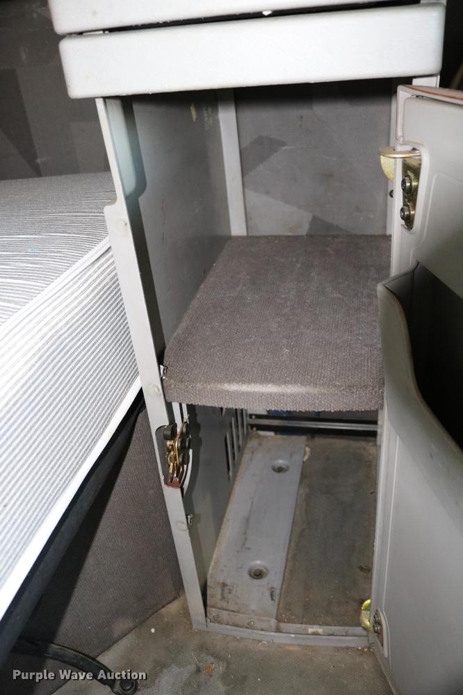 image for item DD0064 2004 Volvo VNL semi truck