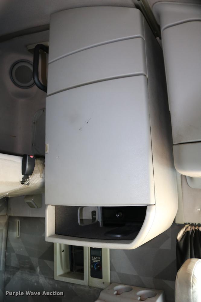 image for item DD0064 2004 Volvo VNL semi truck