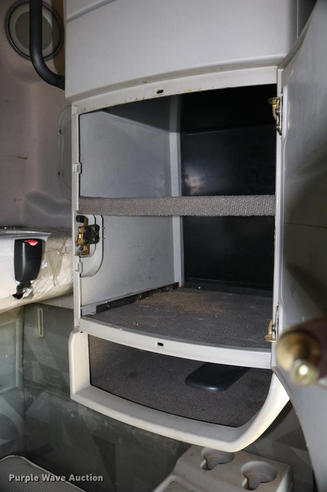 image for item DD0064 2004 Volvo VNL semi truck