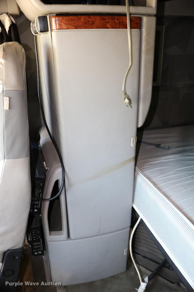 image for item DD0064 2004 Volvo VNL semi truck