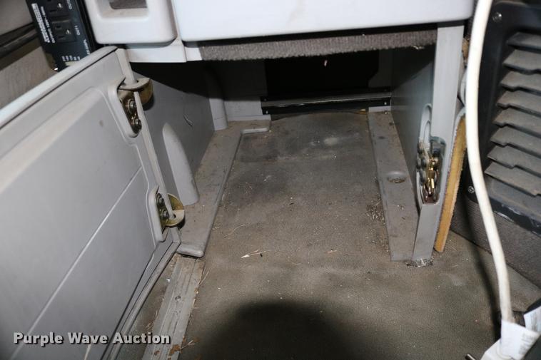 image for item DD0064 2004 Volvo VNL semi truck