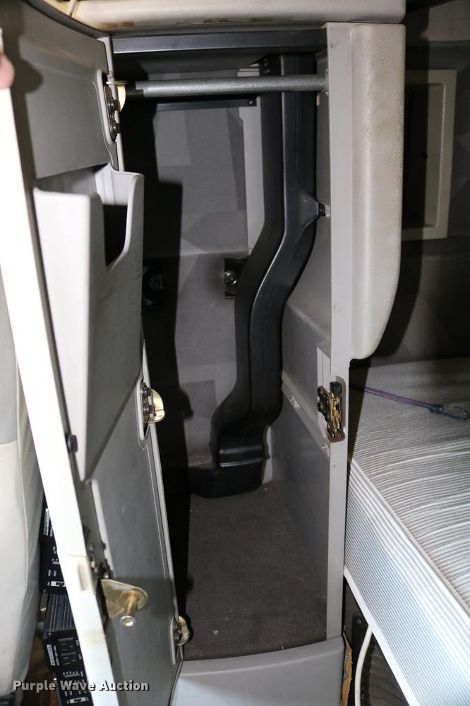 image for item DD0064 2004 Volvo VNL semi truck