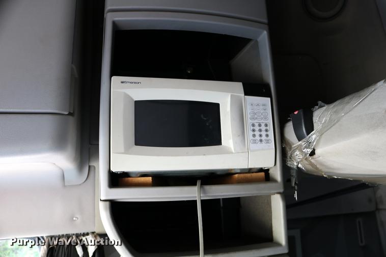 image for item DD0064 2004 Volvo VNL semi truck