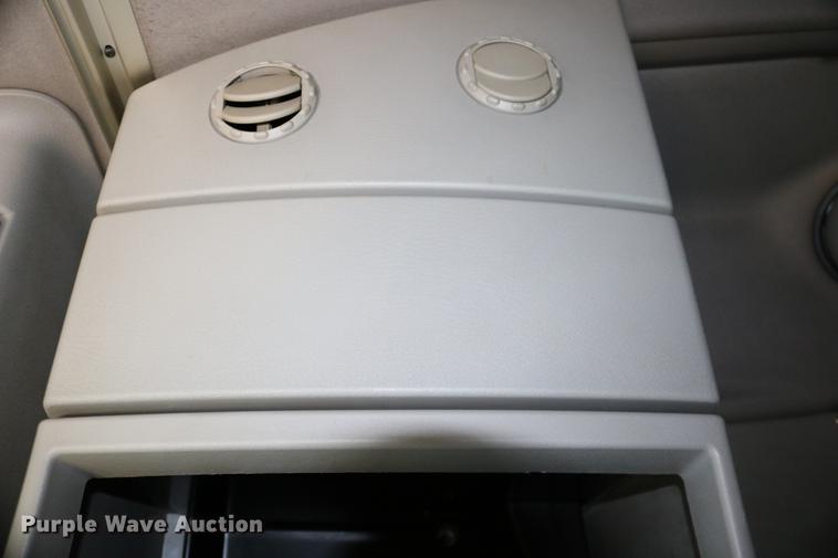 image for item DD0064 2004 Volvo VNL semi truck