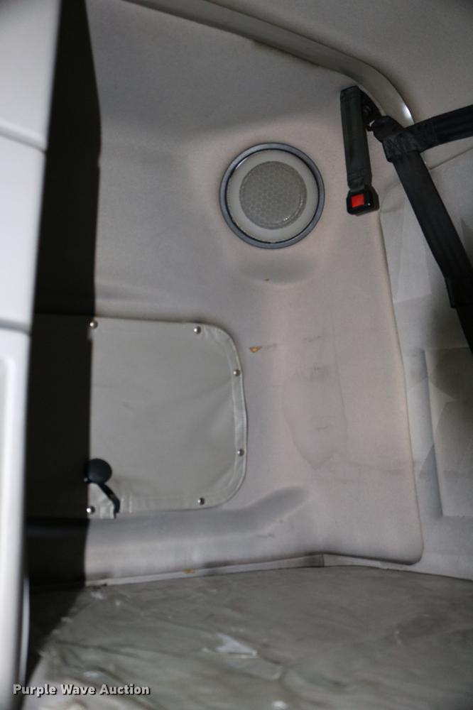 image for item DD0064 2004 Volvo VNL semi truck