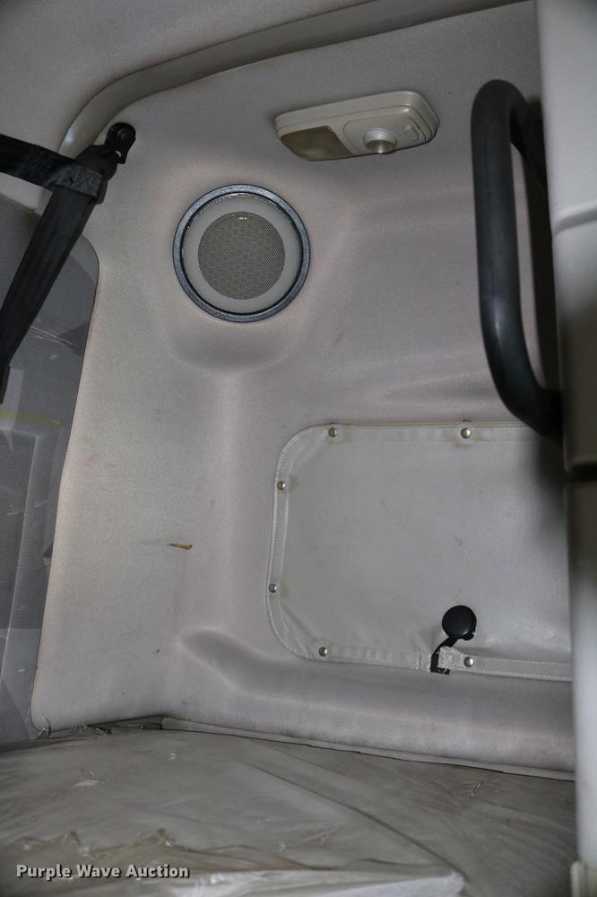 image for item DD0064 2004 Volvo VNL semi truck