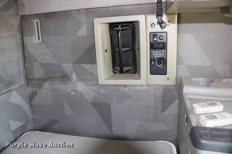 image for item DD0064 2004 Volvo VNL semi truck