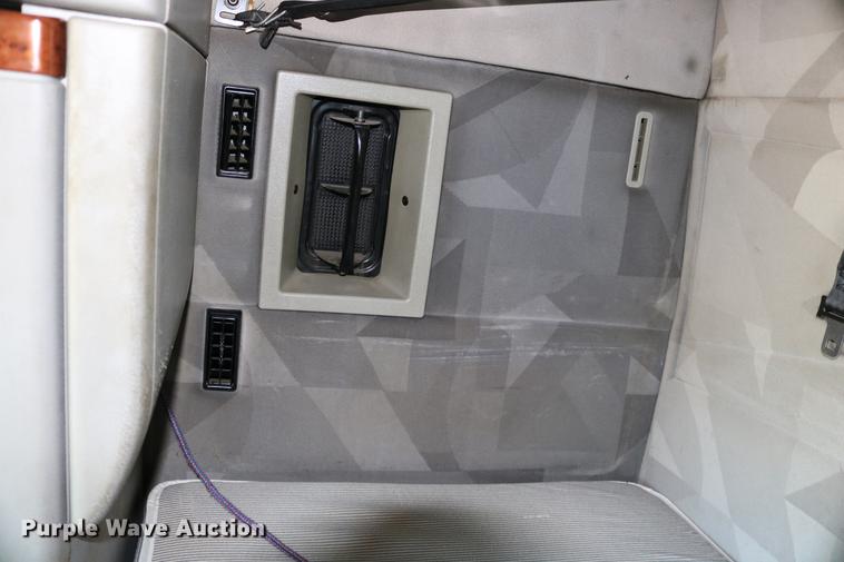 image for item DD0064 2004 Volvo VNL semi truck