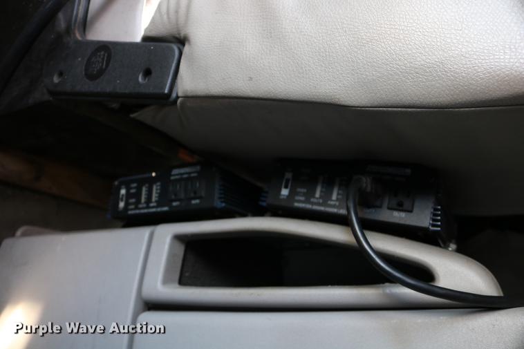 image for item DD0064 2004 Volvo VNL semi truck