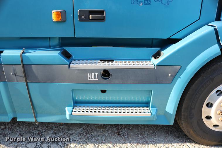 image for item DD0064 2004 Volvo VNL semi truck