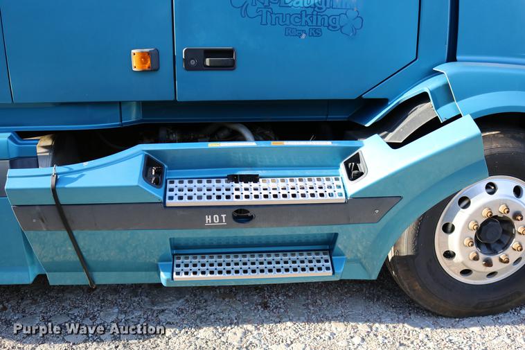 image for item DD0064 2004 Volvo VNL semi truck