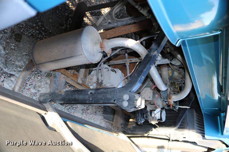 image for item DD0064 2004 Volvo VNL semi truck