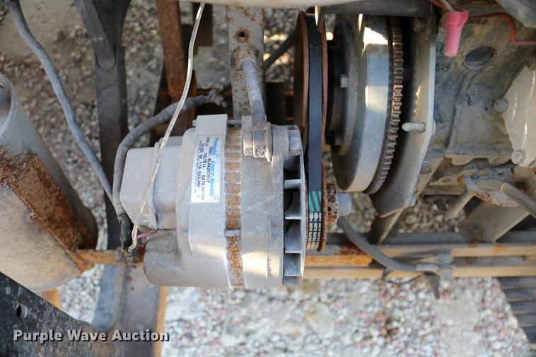 image for item DD0064 2004 Volvo VNL semi truck