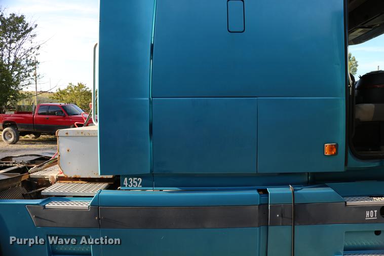 image for item DD0064 2004 Volvo VNL semi truck