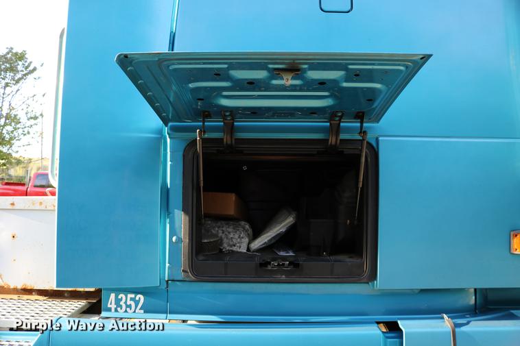 image for item DD0064 2004 Volvo VNL semi truck