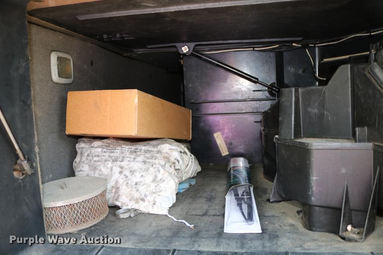 image for item DD0064 2004 Volvo VNL semi truck