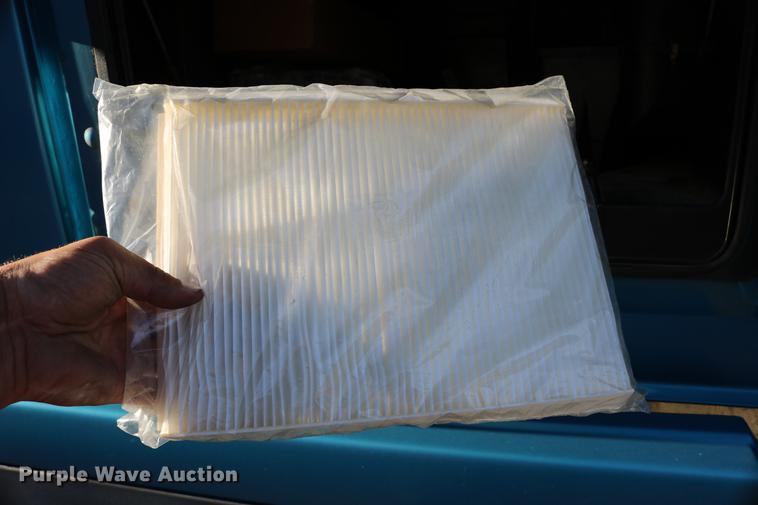 image for item DD0064 2004 Volvo VNL semi truck