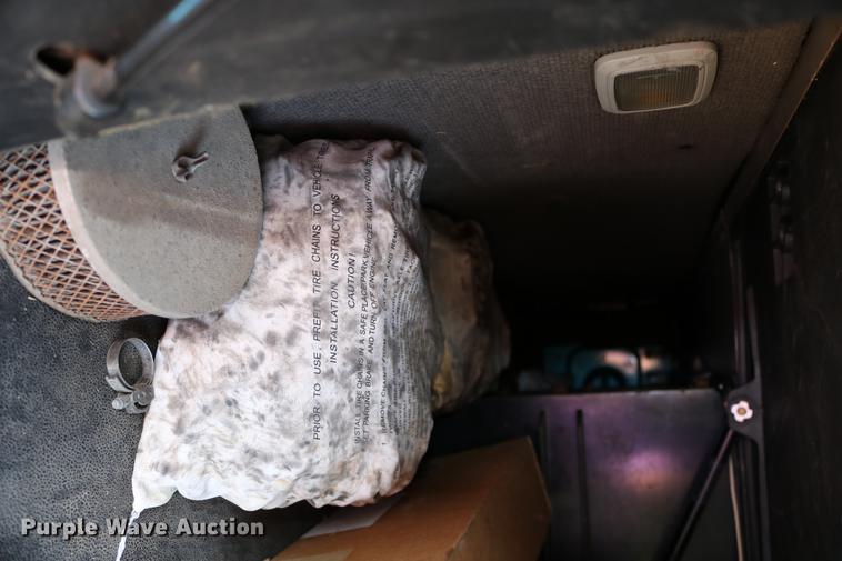 image for item DD0064 2004 Volvo VNL semi truck