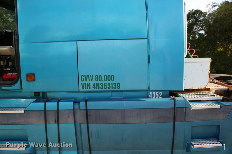 image for item DD0064 2004 Volvo VNL semi truck